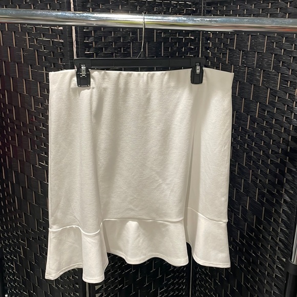 White stretch skirt with ruffle edge mid thigh high Find Me Plus Brand - Picture 2 of 6